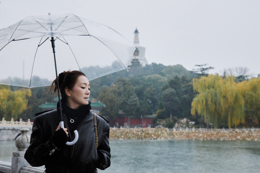 巩俐的北京一日：北海雨中漫步，生活简单纯粹