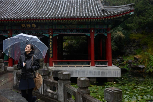 巩俐的北京一日：北海雨中漫步，生活简单纯粹