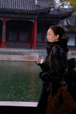 巩俐的北京一日：北海雨中漫步，生活简单纯粹