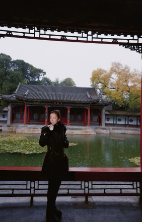 巩俐的北京一日：北海雨中漫步，生活简单纯粹