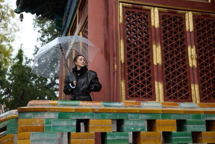 巩俐的北京一日：北海雨中漫步，生活简单纯粹