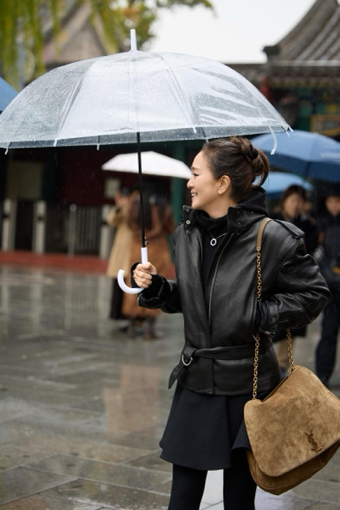 巩俐的北京一日：北海雨中漫步，生活简单纯粹