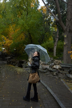 巩俐的北京一日：北海雨中漫步，生活简单纯粹