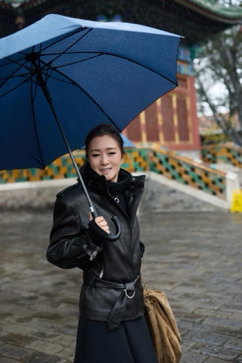巩俐的北京一日：北海雨中漫步，生活简单纯粹
