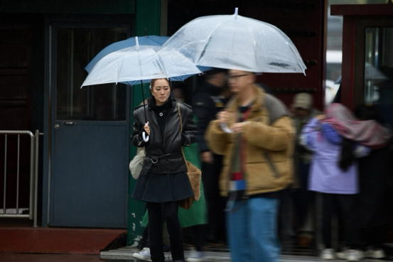 巩俐的北京一日：北海雨中漫步，生活简单纯粹