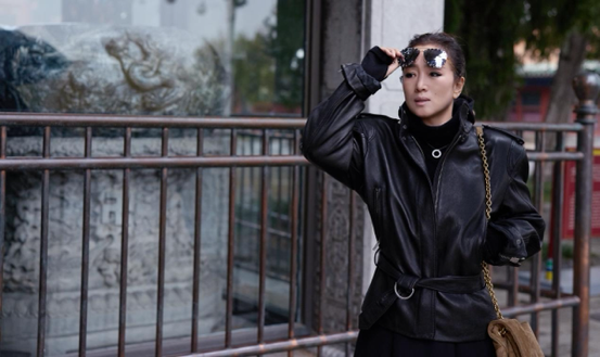 巩俐的北京一日：北海雨中漫步，生活简单纯粹