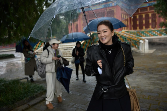 巩俐的北京一日：北海雨中漫步，生活简单纯粹