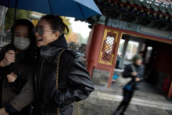 巩俐的北京一日：北海雨中漫步，生活简单纯粹