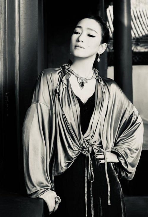 平衡的艺术：巩俐与卡地亚的美学对话