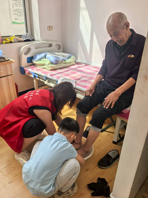 陪伴式70精进营十营公益活动圆满收官——助学敬老护幼全覆盖，首赴马来西亚拓公益版图