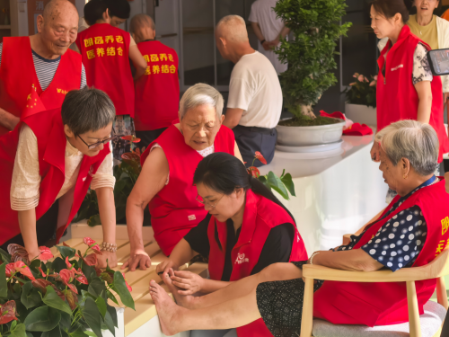 陪伴式70精进营十营公益活动圆满收官——助学敬老护幼全覆盖，首赴马来西亚拓公益版图